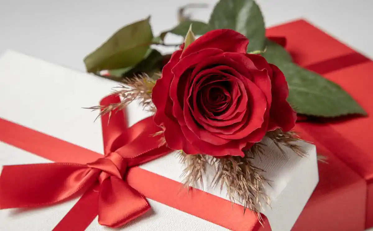 Gift box with a rose on top, symbolizing perfect gift ideas for every occasion with soy candles and wax melts.